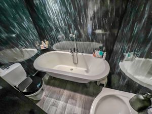 MAIN BATHROOM- click for photo gallery